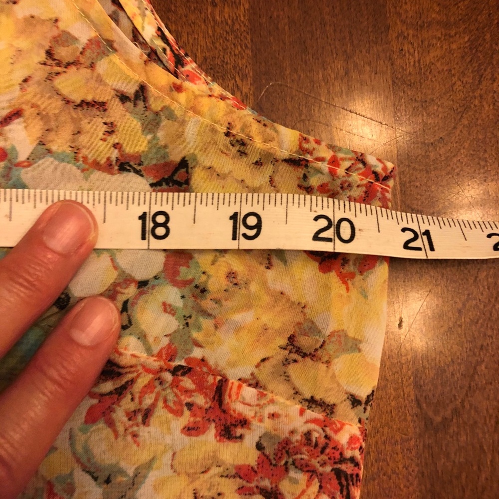 Like New Floral Sleeveless Blouse with Bow - Picture 5 of 7
